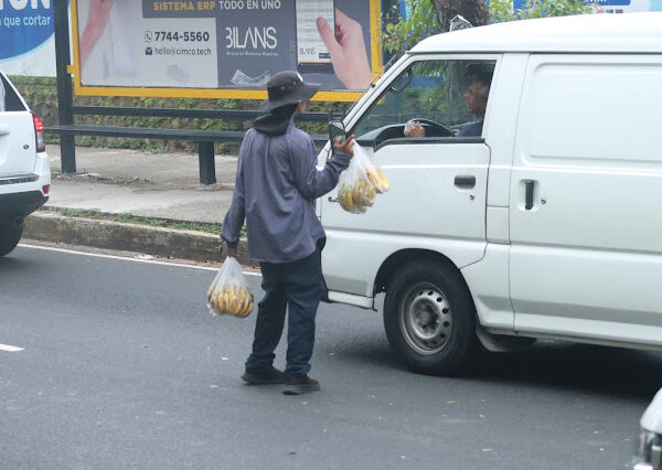 ANÁLISIS: Ventas en el tráfico como medida de alivio ante la crisis económica de El Salvador»